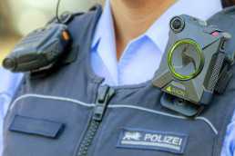 Nahaufnahme einer Bodycam an der Schutzweste der Polizei BW