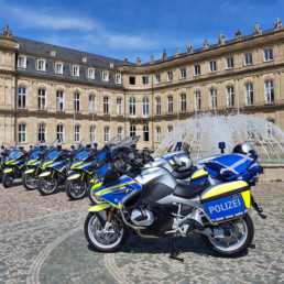 Draußenn stehen mehrere Motorräder aus dem Fuhrpark der Polizei BW